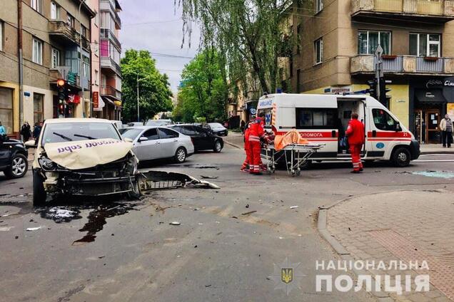 В Івано-Франківську у страшній ДТП перекинулася "швидка" з дитиною. Фото і відео