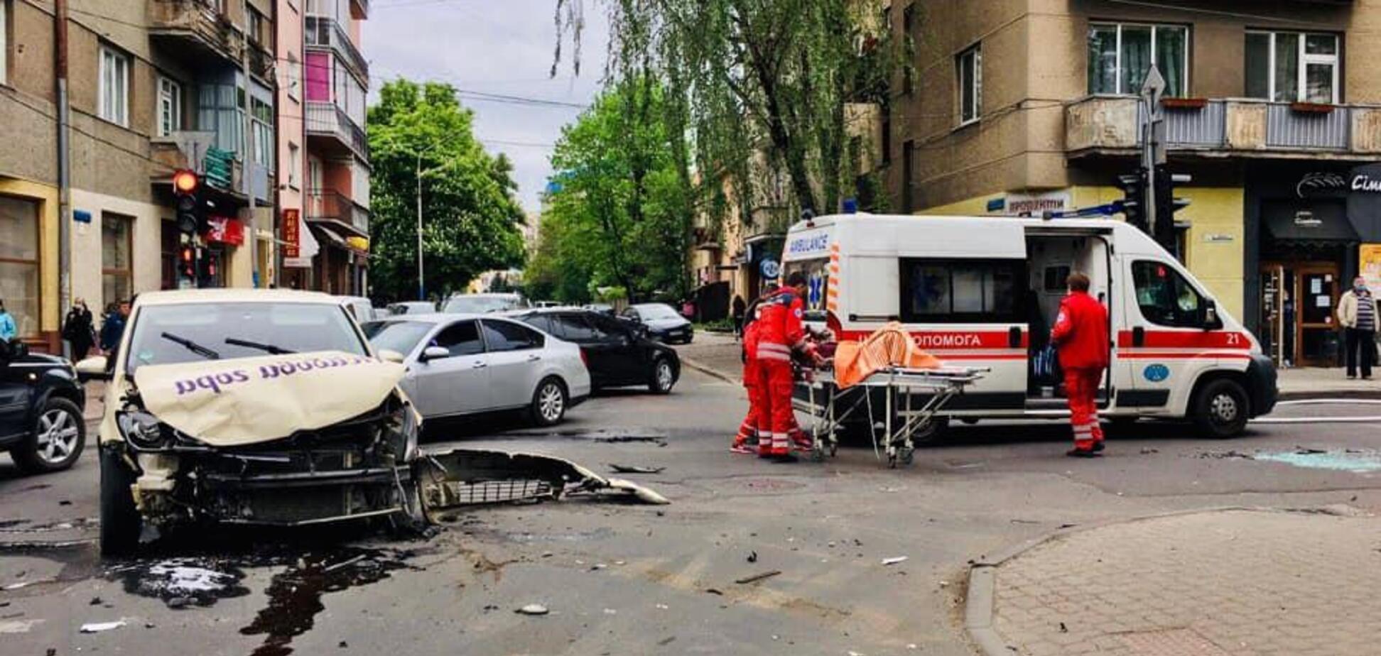 В Івано-Франківську у страшній ДТП перекинулася 'швидка' з дитиною. Фото і відео