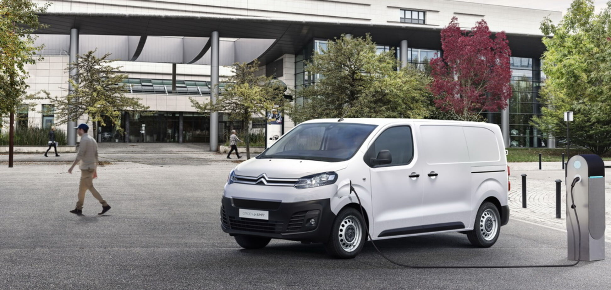 Новый фургон Citroen способен преодолеть до 330 км на электротяге