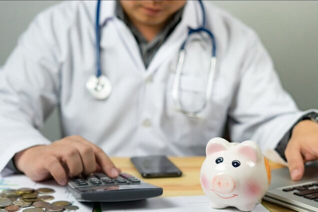 Зарплати лікарів в Україні підвищать на 50%: у МОЗ назвали точну дату