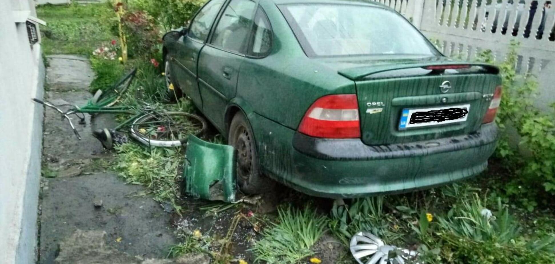 На Вінниччині п'яна жінка збила матір з малолітніми дітьми, знесла навіть паркан. Фото