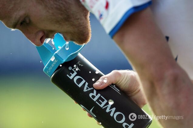 Целовать, плевать и сморкаться: КОМНЕБОЛ ввел запреты для футболистов из-за коронавируса