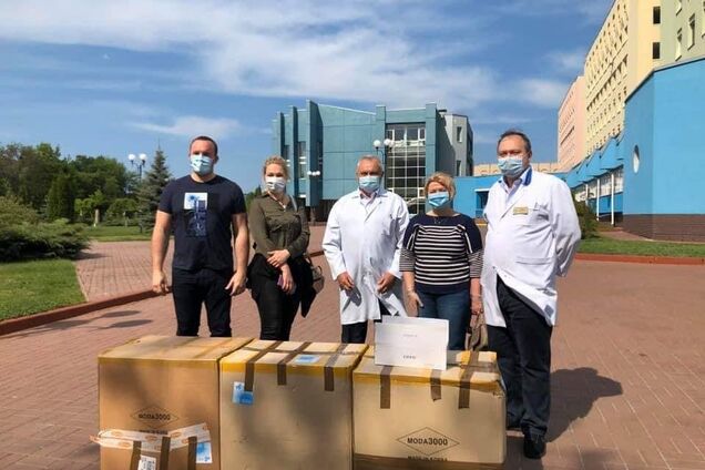 Черкаських медиків забезпечив захисними костюмами Фонд Порошенка. Фото