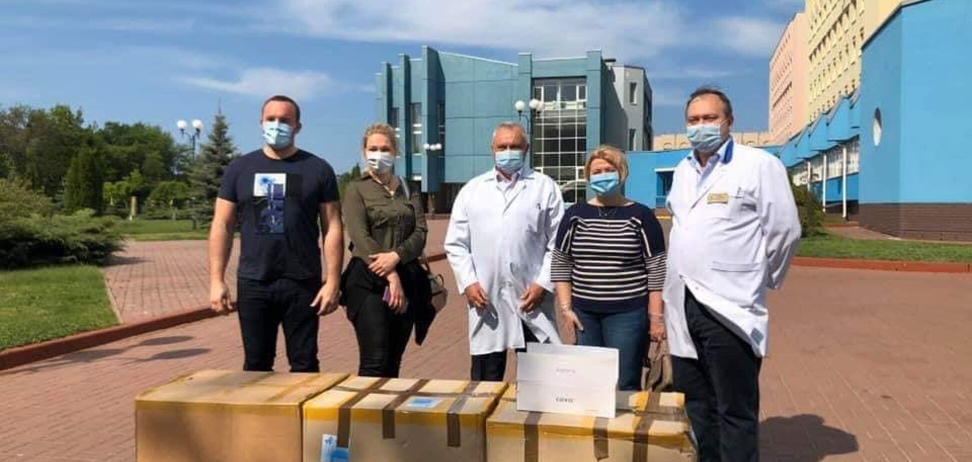 Черкаських медиків забезпечив захисними костюмами Фонд Порошенка. Фото