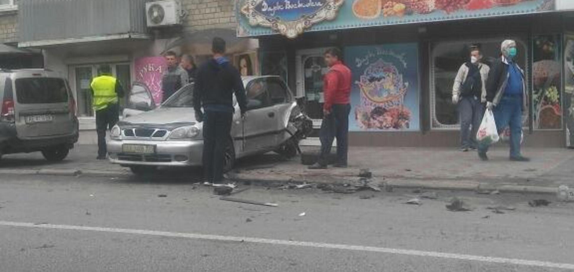 В Днепре водитель Renault протаранил припаркованные авто и сбежал. Видео