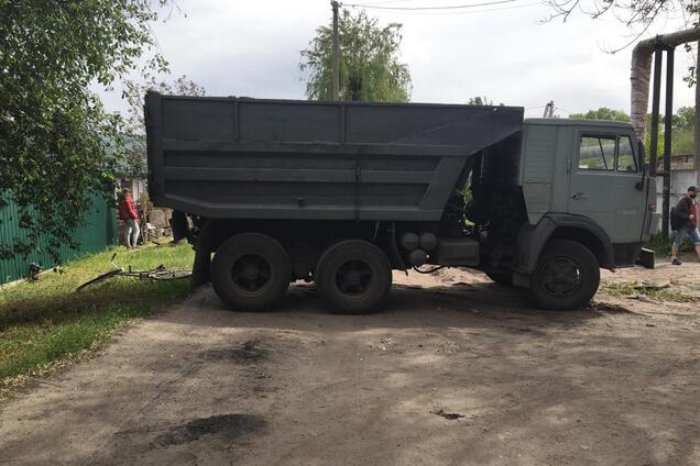 На Дніпропетровщині чоловік на вкраденій вантажівці збив жінку. Фото