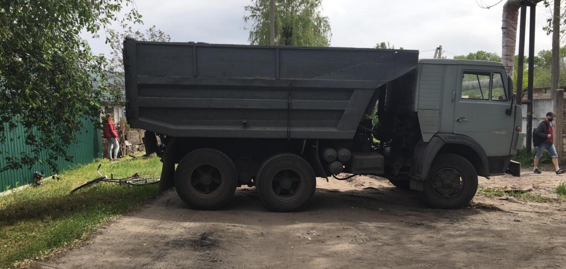 На Дніпропетровщині чоловік на вкраденій вантажівці збив жінку. Фото