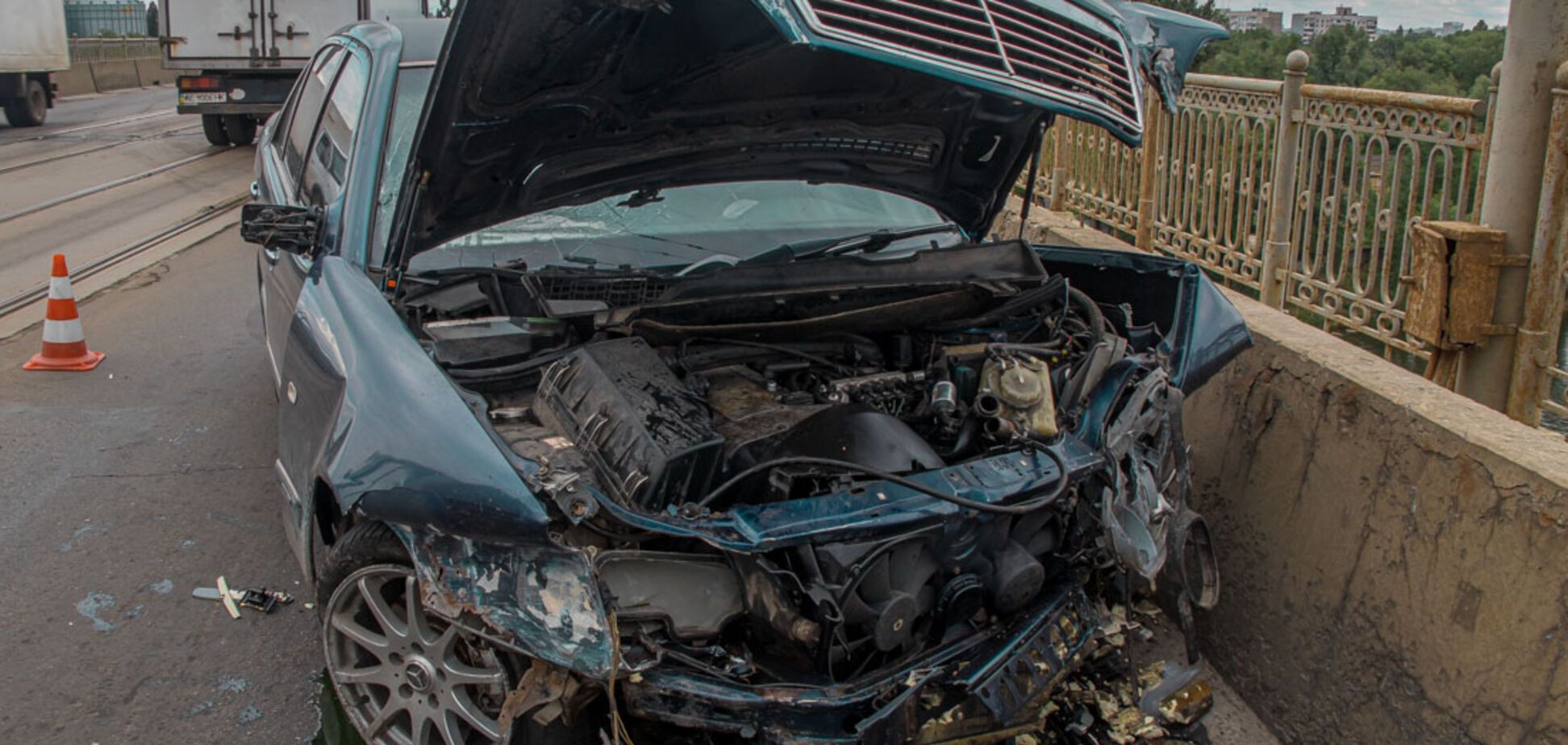 У Дніпрі на мосту Mercedes втратив керування і врізався в бетонний відбійник