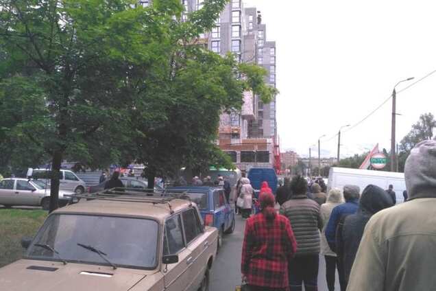 ​​​​​​​Люди выстроились в огромную очередь за продуктами