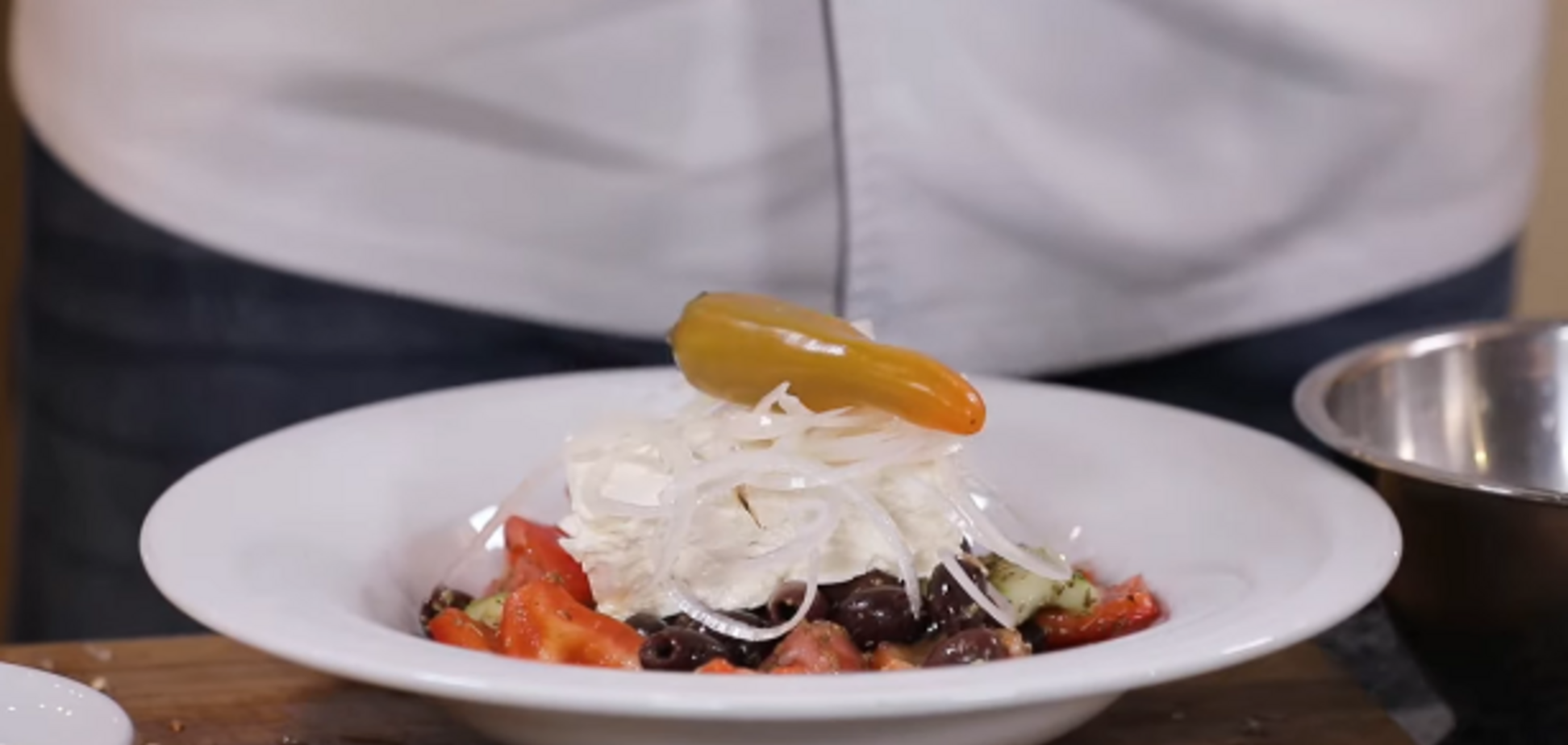 Греческий салат с сюрпризом от шеф-повара: уникальный рецепт