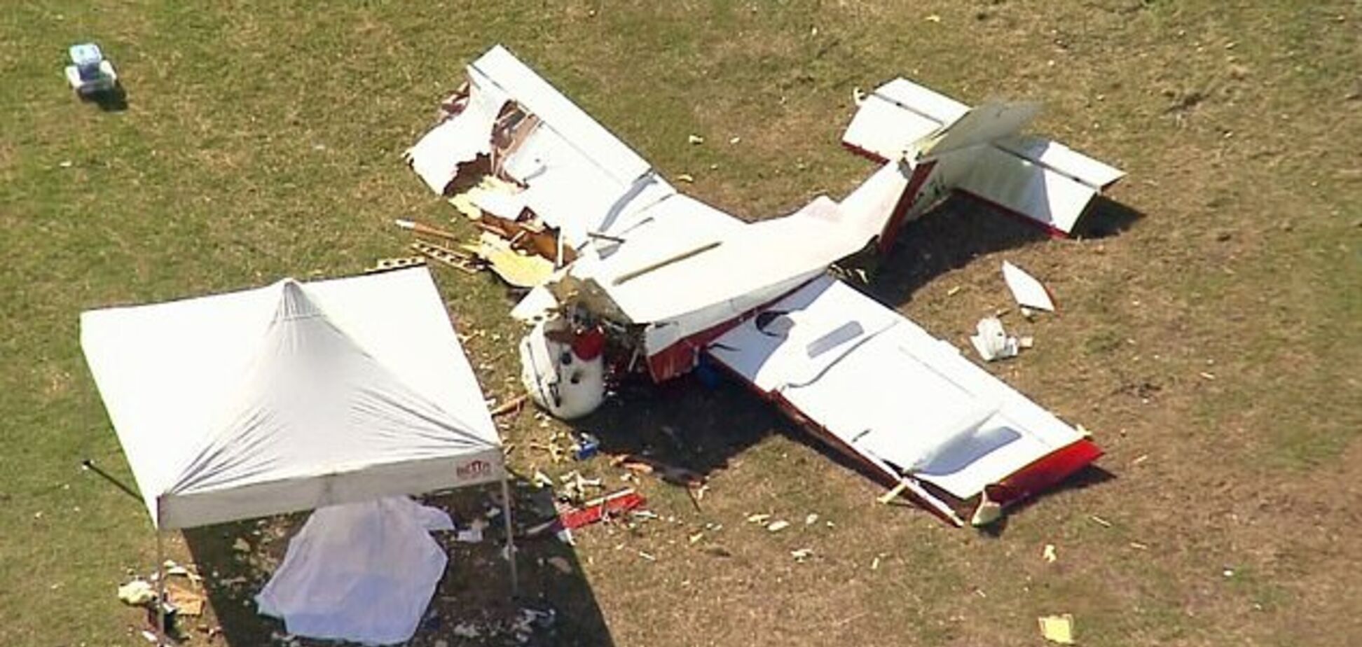В Австралии пилот разбился на самодельном самолете возле жилого дома. Фото