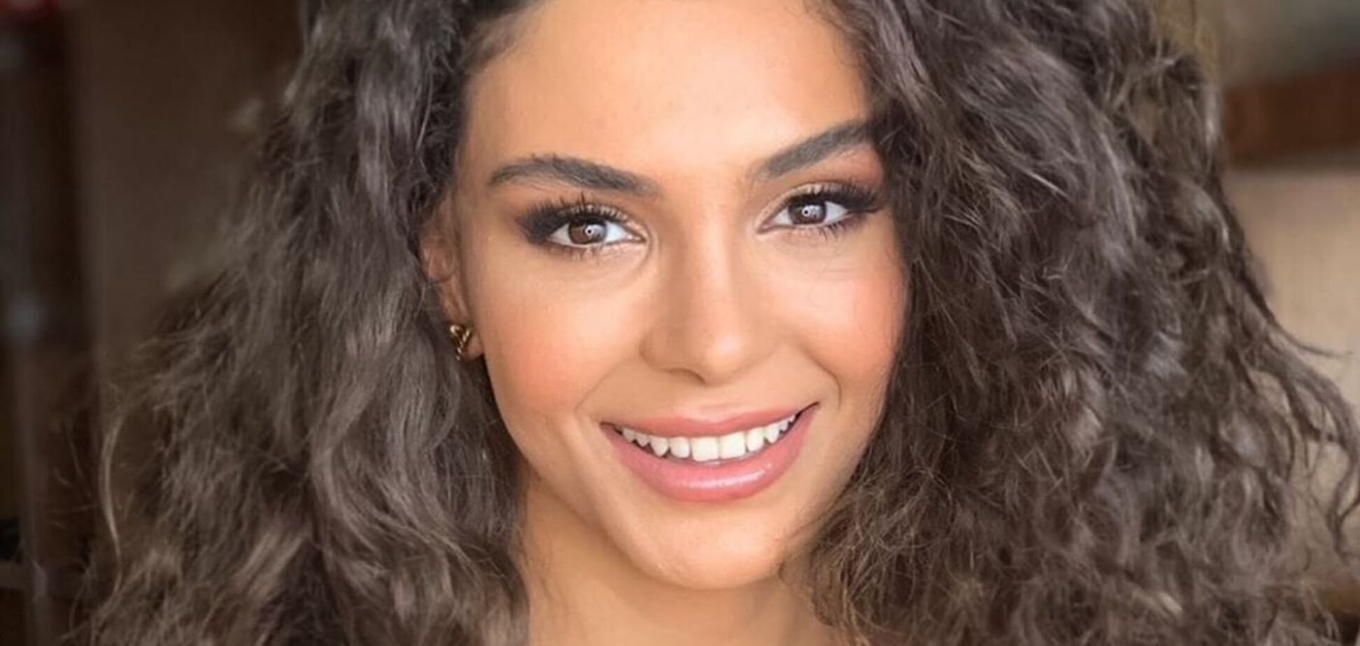 Звезда сериала 'Ветер любви' отмечает 26-летие: пикантные фото Эбру Шахин