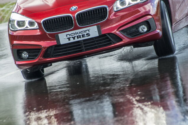 Безопасная езда в дождь: как избежать аквапланирования