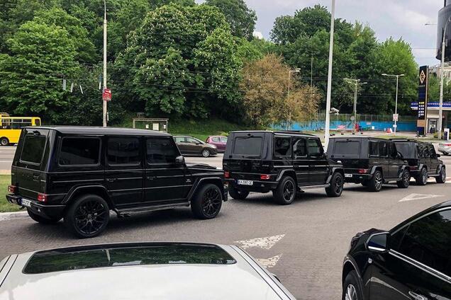 Як у 90-і: в Києві зняли вражаючий кортеж із 'Геліків'