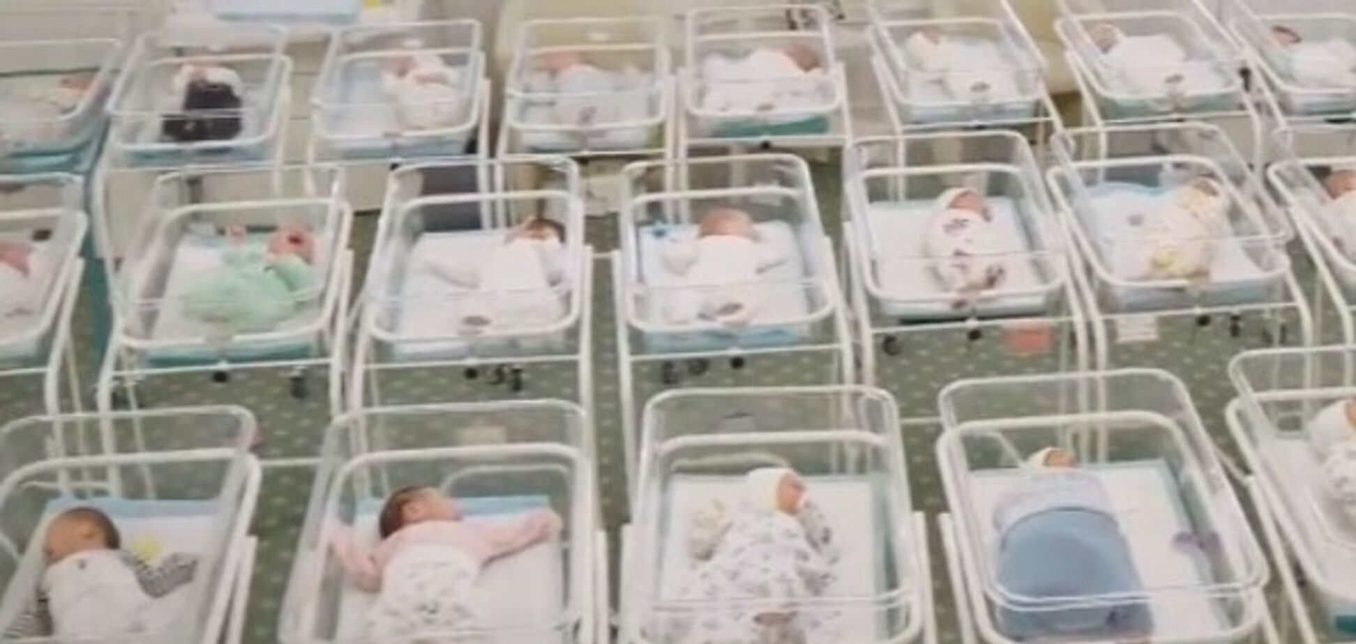 Скандал із дітьми від сурогатних матерів в Україні: іноземцям дозволили в'їзд