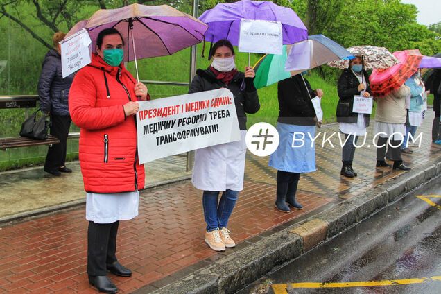 У Києві медики психлікарні вийшли на мітинг під дощем: чого вимагали. Фото і відео