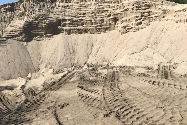 Київська прокуратура пред’явила підозру у незаконному видобутку піску на Дніпрі черговим 'нелегалам'