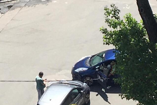 Кумедна ДТП двох однакових електрокарів у Києві потрапила на фото