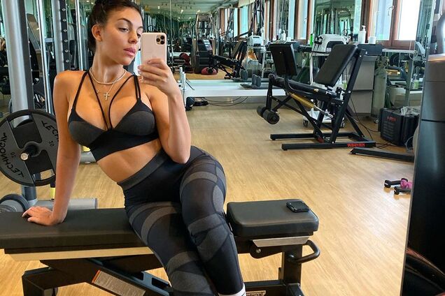 Дружина Роналду виклала фото з великим декольте і головою Кріштіану між її ніг