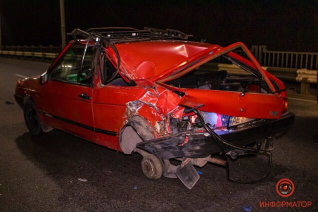 Фура влетіла в легковик: на Кайдакському мосту в Дніпрі сталася серйозна ДТП. Фото