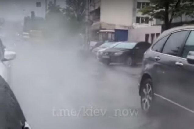 В центре Киева прорвало трубу с горячей водой: улица "исчезла" в пару. Видео