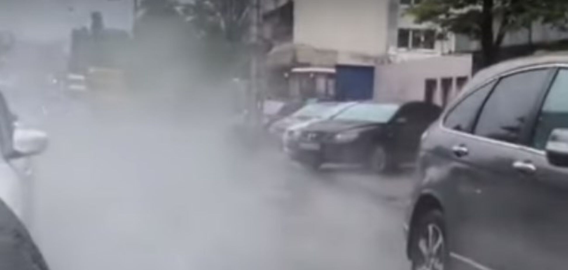 У центрі Києва прорвало трубу з гарячою водою: вулиця 'зникла' в пару. Відео