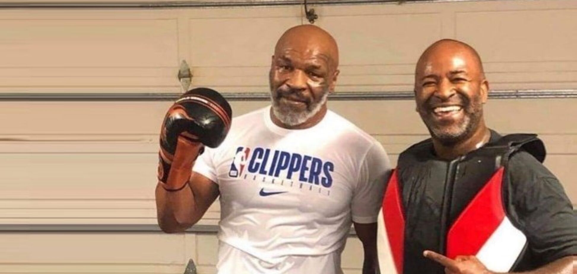 Майк Тайсон (зліва)