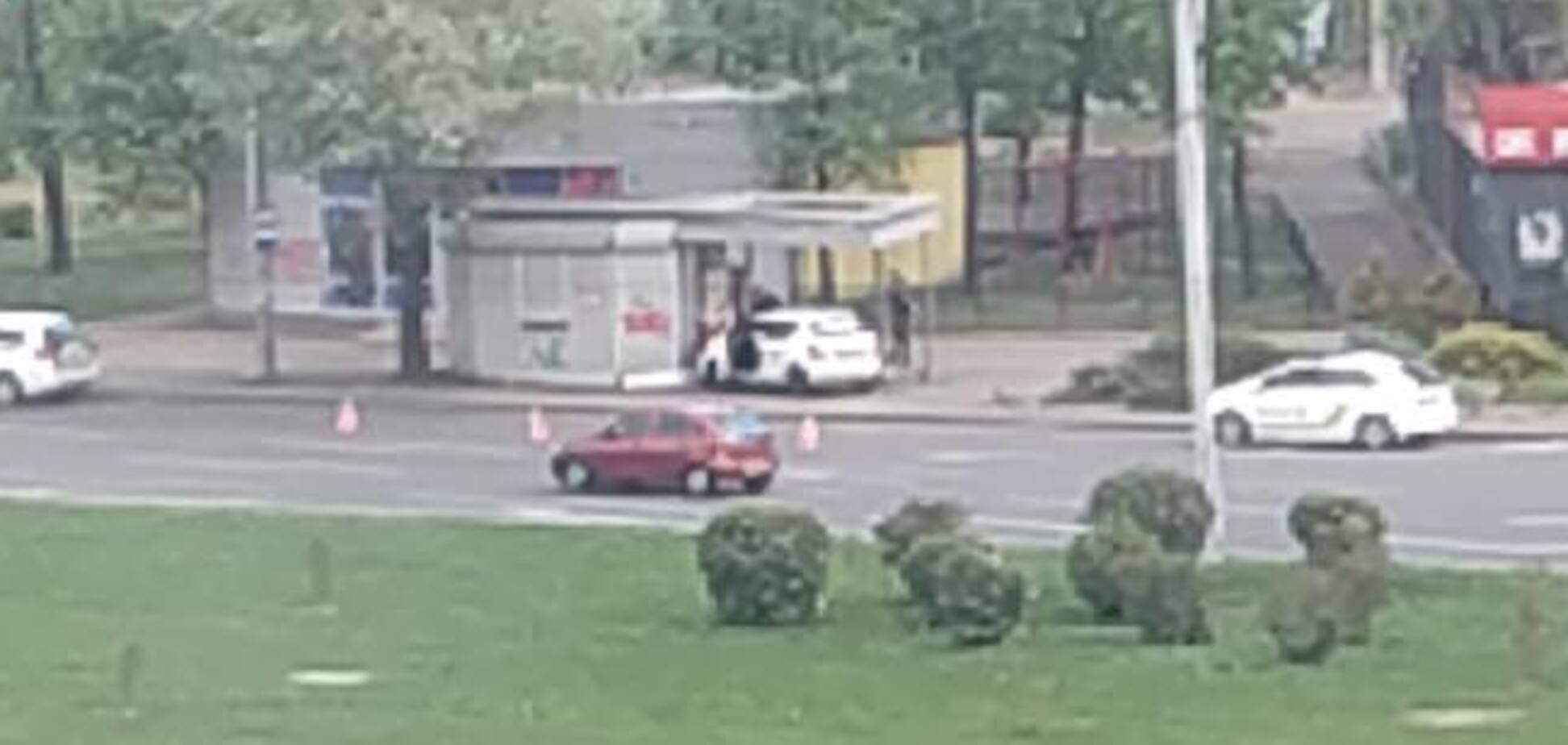 В Киеве такси Uber влетело в остановку