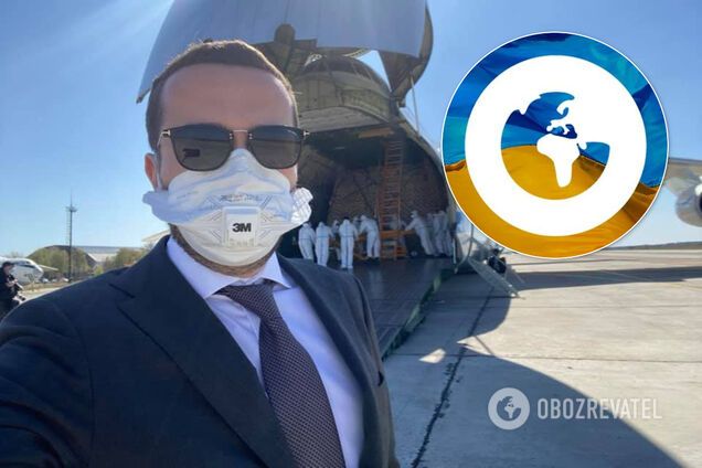 Кирило Тимошенко на тлі літака з медичним вантажем