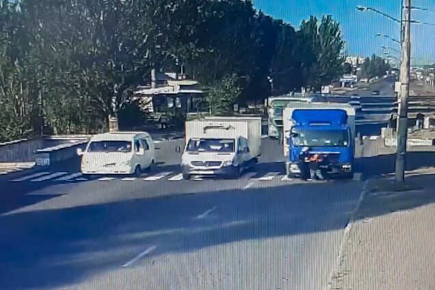 У Дніпрі вантажівка на пішохідному переході збив двох чоловіків: відео моменту
