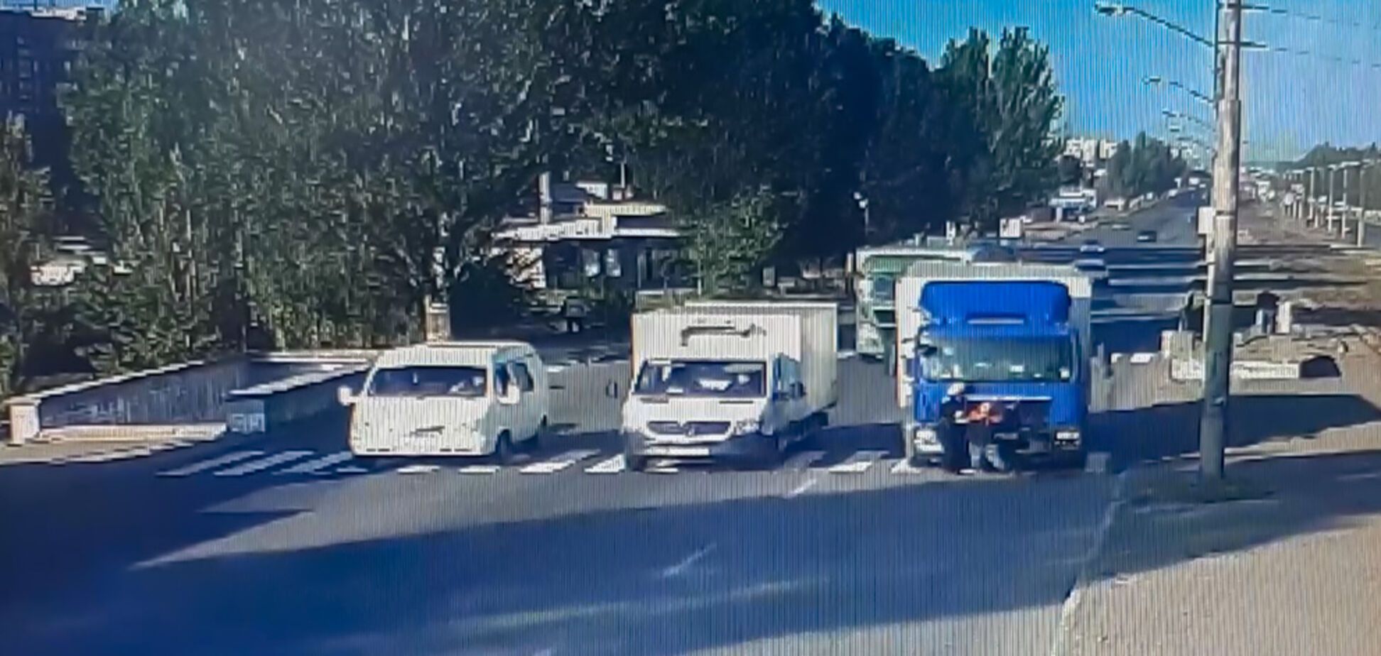 У Дніпрі вантажівка на пішохідному переході збив двох чоловіків: відео моменту