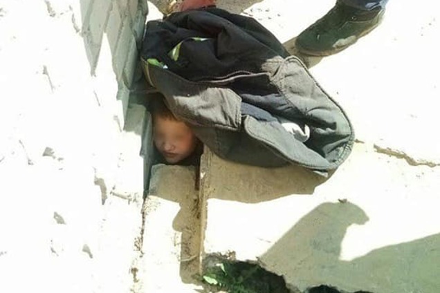 На Днепропетровщине ребенку зажало голову бетонной плитой. Фото