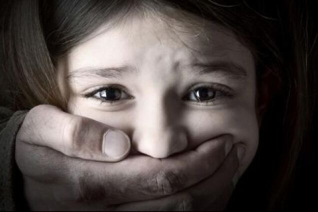 Намагався викрасти: у Чернігові перехожі відбили 7-річну дівчинку в наркомана