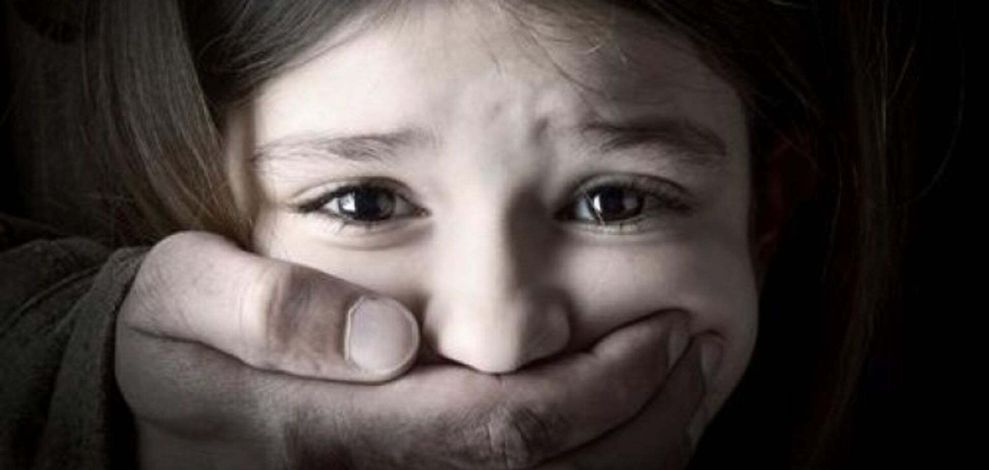 Пытался похитить: в Чернигове прохожие отбили 7-летнюю девочку у наркомана