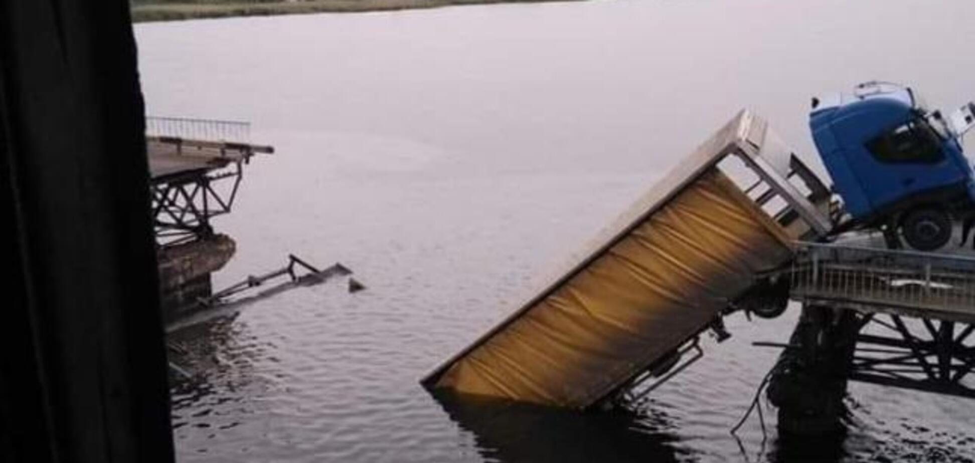 Обвалення мосту на Дніпропетровщині: блогер вказав на винуватців