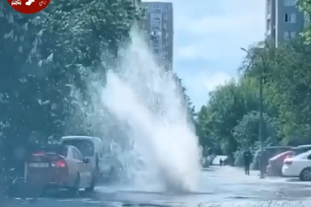 В Киеве из-под асфальта забил большой гейзер. Видео
