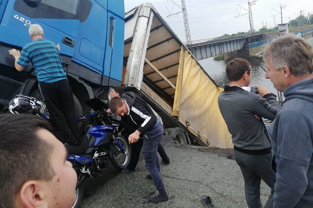 Под Днепром фура обрушила автомобильный мост: появились первые фото и видео