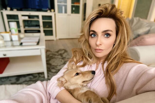 Варнава показала стрункі ноги в яскравому вбранні