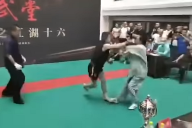 Боєць-аматор з MMA ефектно вирубив майстра бойових мистецтв
