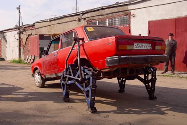 Дожили: вместо колес на ВАЗ-2107 установили шагающие ноги
