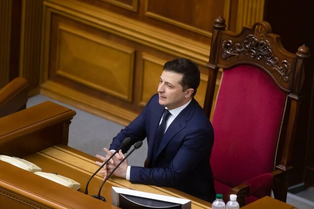 Порошенко був кращим за Зеленського: експерти проаналізували перший рік каденції двох президентів України