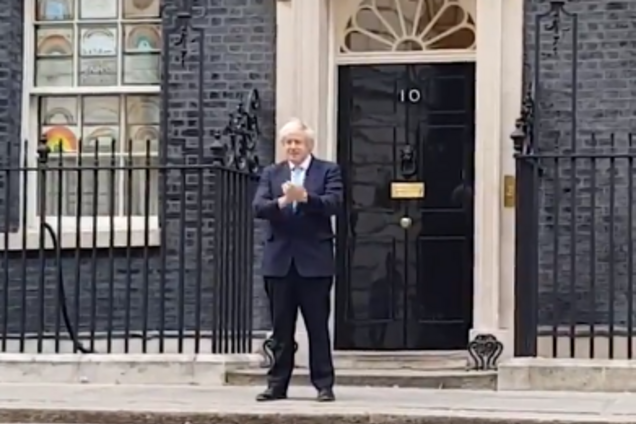 Борис Джонсон, який переміг коронавірус, влаштував овації лікарям. Відео