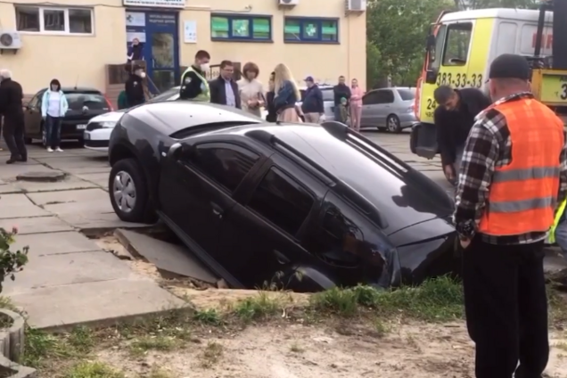 В Киеве автомобиль провалился под землю. Видео с места ЧП