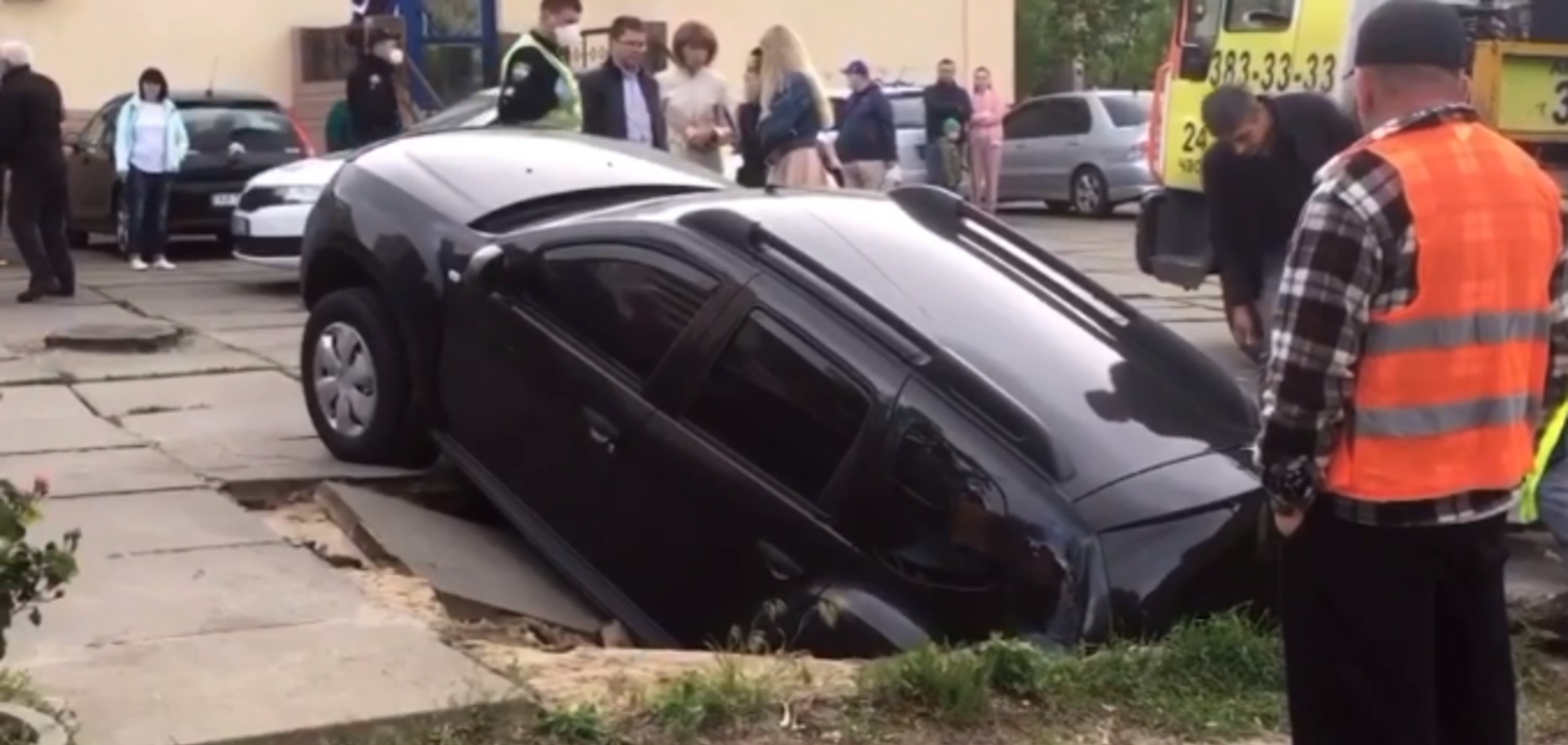 У Києві автомобіль провалився під землю. Відео з місця НП