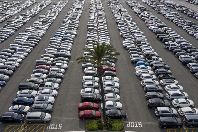 Незатребувані: тисячі нових Toyota складують під відкритим небом