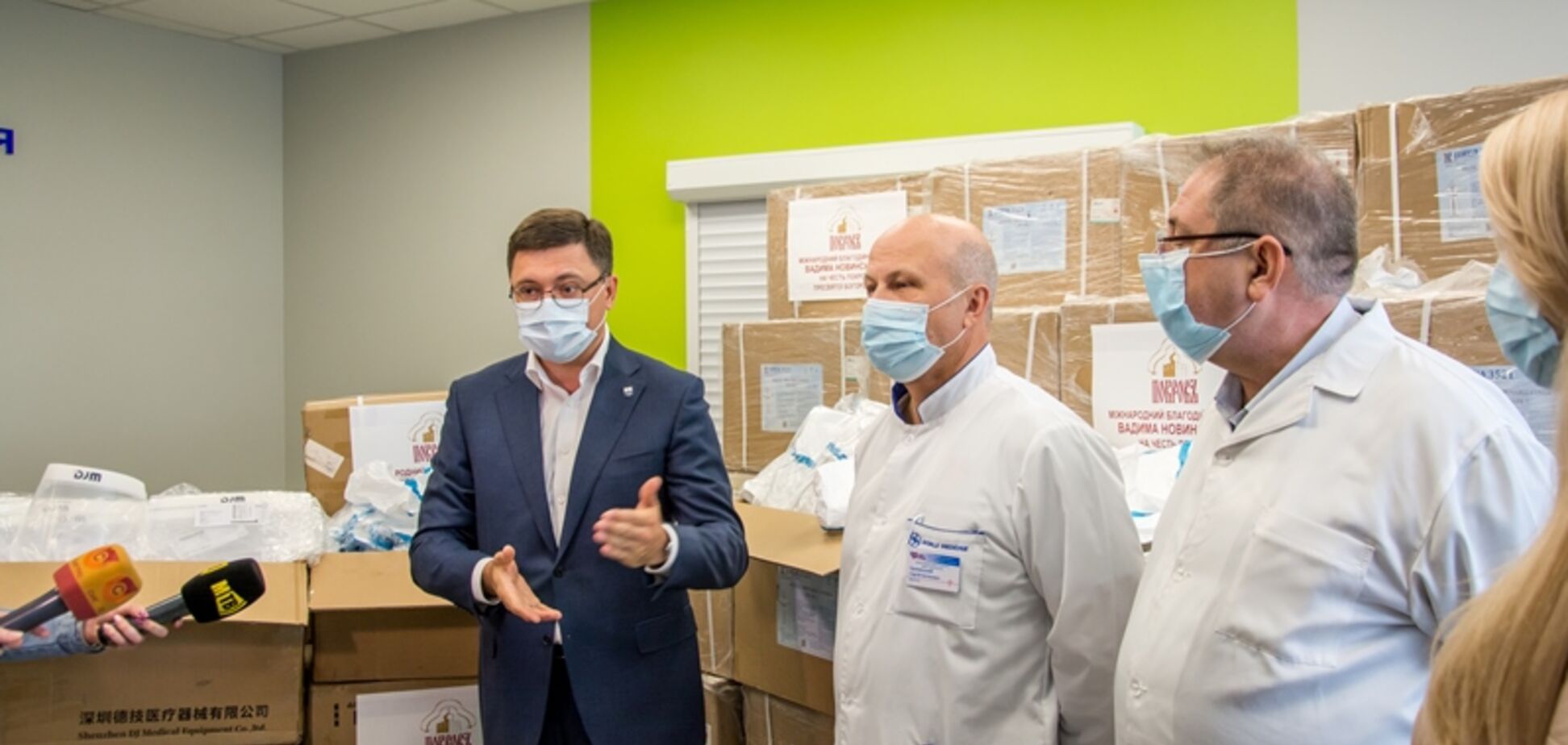 Фонд Новинского передал Мариуполю еще два ИВЛ и средства защиты для медиков