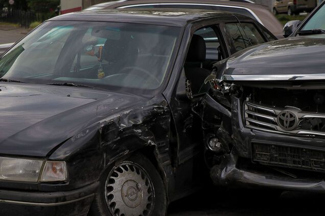 В Днепре на перекрестке столкнулись две легковушки: пострадали водители