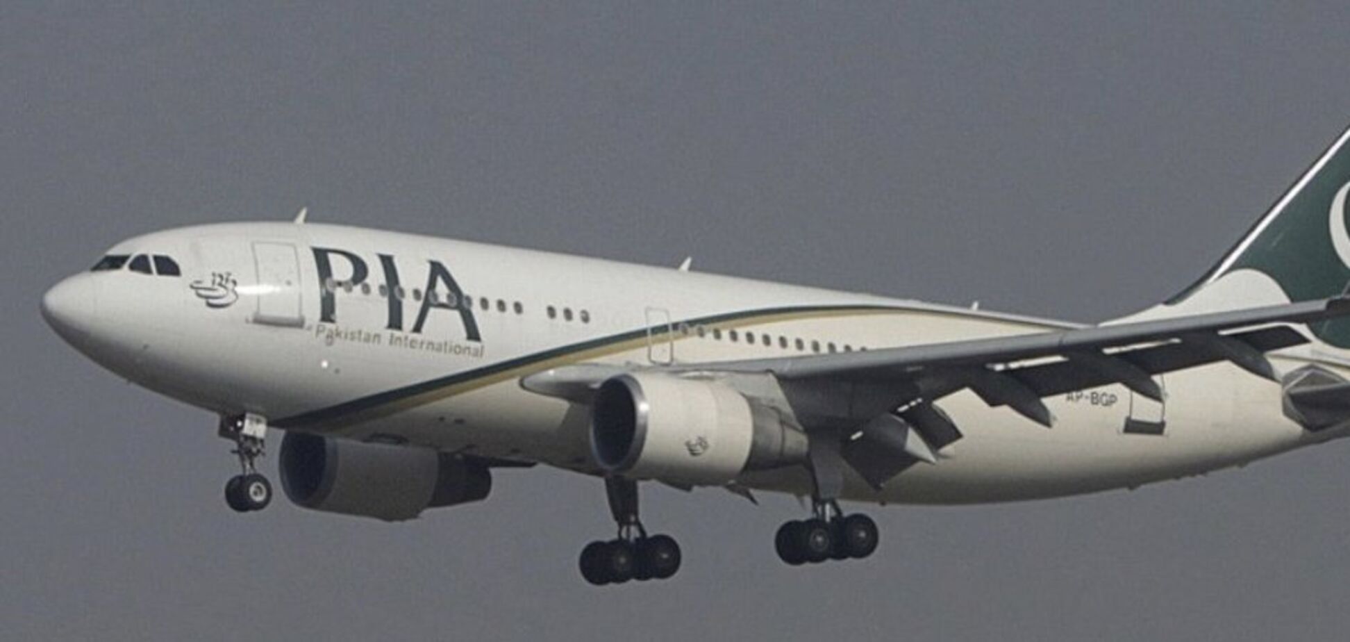 Момент падіння літака в Пакистані: страшне відео назвали фейком