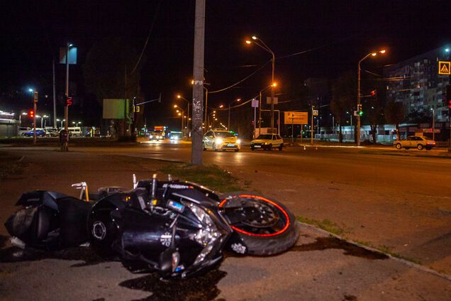 У Дніпрі трапилася нічна ДТП з мотоциклом: відео моменту аварії