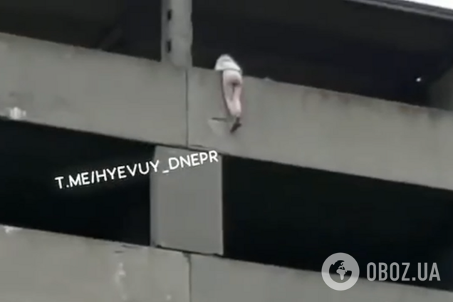 Висіла на верхньому поверсі недобудови: в Дніпрі зняли небезпечні ігри підлітків. Відео 18+